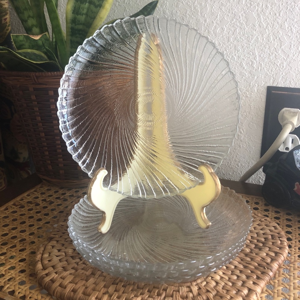 Vintage Arcoroc Seabreeze Pressed Glass Salad/Desert Plates Set of Four - Picture 2 of 16